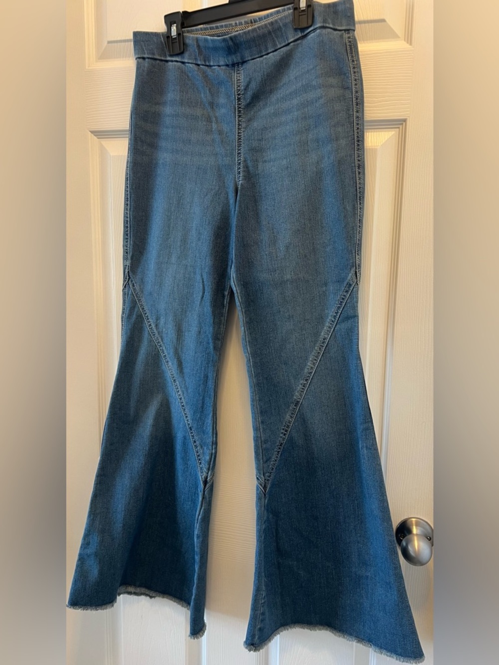 Sz 6 short Sofia Vergara Flare Pull on Denim Jeans